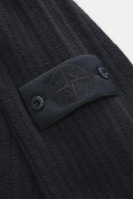 Stone Island Rundhalspullover 'Ghost Piece' navy Nahaufnahme schräg von oben, mittelfeines Strickbild, weicher Griff, Slim Fit, Rundhalsausschnitt, tonales Kompass-Badge am Oberarm, elastische Rippbündchen, Mix aus Schurwolle und Cashmere.