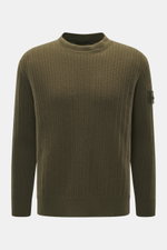 Stone Island Rundhalspullover 'Ghost Piece' oliv, Frontansicht, Slim Fit, mittelfeines Strickbild, Mix aus Schurwolle und Cashmere, weicher Griff, Rundhalsausschnitt, elastische Rippbündchen, tonales Kompass-Badge am Oberarm.
