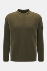 Stone Island Rundhalspullover 'Ghost Piece' oliv, Frontansicht, Slim Fit, mittelfeines Strickbild, Mix aus Schurwolle und Cashmere, weicher Griff, Rundhalsausschnitt, elastische Rippbündchen, tonales Kompass-Badge am Oberarm.