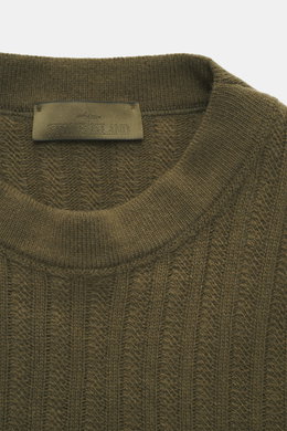 Stone Island Rundhalspullover 'Ghost Piece' oliv aus mittlerer Nahaufnahme, Mix aus Schurwolle und Cashmere, weicher Griff, Slim Fit, Rundhalsausschnitt, tonales Kompass-Badge, elastische Rippbündchen.
