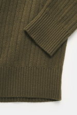 Nahaufnahme des Stone Island Rundhalspullover 'Ghost Piece' oliv von oben, Mix aus Schurwolle und Cashmere, weicher Griff, mittelfeines Strickbild, Slim Fit, Rundhalsausschnitt, tonales Kompass-Badge am Oberarm, elastische Rippbündchen.