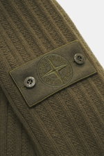 Nahaufnahme des tonalen Kompass-Badges am Oberarm des Stone Island Rundhalspullover 'Ghost Piece' oliv, mittelfeines Strickbild, weicher Griff, Mix aus Schurwolle und Cashmere, Slim Fit, Rundhalsausschnitt, elastische Rippbündchen.