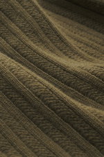 Stone Island Rundhalspullover 'Ghost Piece' oliv, Nahaufnahme mittelfeines Strickbild, weicher Griff, Mix aus Schurwolle und Cashmere.
