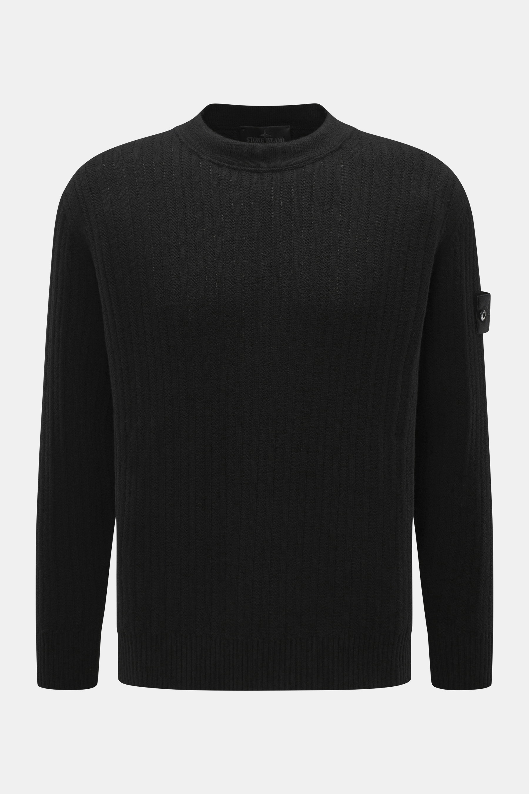 Stone Island Rundhalspullover 'Ghost Piece' schwarz, frontal fotografiert, Mix aus Schurwolle und Cashmere, weicher Griff, mittelfeines Strickbild, Slim Fit, Rundhalsausschnitt, tonales Kompass-Badge am Oberarm, elastische Rippbündchen.