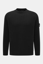 Stone Island Rundhalspullover 'Ghost Piece' schwarz, frontal fotografiert, Mix aus Schurwolle und Cashmere, weicher Griff, mittelfeines Strickbild, Slim Fit, Rundhalsausschnitt, tonales Kompass-Badge am Oberarm, elastische Rippbündchen.