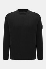 Stone Island Rundhalspullover 'Ghost Piece' schwarz, frontal fotografiert, Mix aus Schurwolle und Cashmere, weicher Griff, mittelfeines Strickbild, Slim Fit, Rundhalsausschnitt, tonales Kompass-Badge am Oberarm, elastische Rippbündchen.