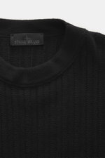 Stone Island Rundhalspullover 'Ghost Piece' schwarz, Detailaufnahme von oben, Mix aus Schurwolle und Cashmere, weicher Griff, mittelfeines Strickbild, Slim Fit, Rundhalsausschnitt, tonales Kompass-Badge am Oberarm, elastische Rippbündchen.