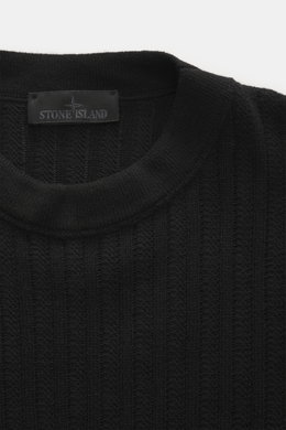 Stone Island Rundhalspullover 'Ghost Piece' schwarz, Detailaufnahme von oben, Mix aus Schurwolle und Cashmere, weicher Griff, mittelfeines Strickbild, Slim Fit, Rundhalsausschnitt, tonales Kompass-Badge am Oberarm, elastische Rippbündchen.