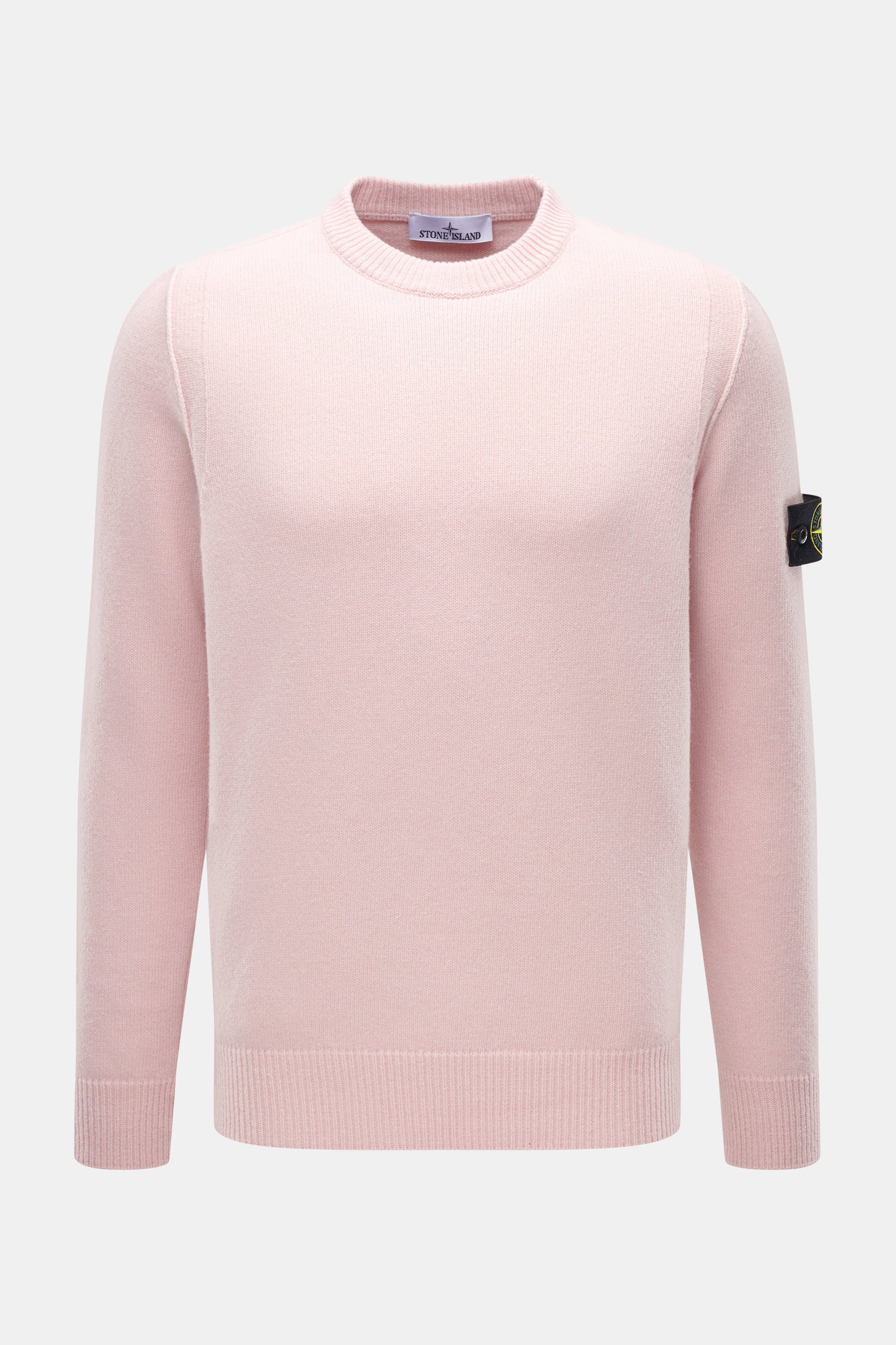 Stone Island Rundhalspullover 'Lambswool' rosé, frontale Nahaufnahme, weicher Wollmix, Slim Fit, Rippbündchen, Kompass-Badge am Ärmel, kontrastgestrickte Streifen.