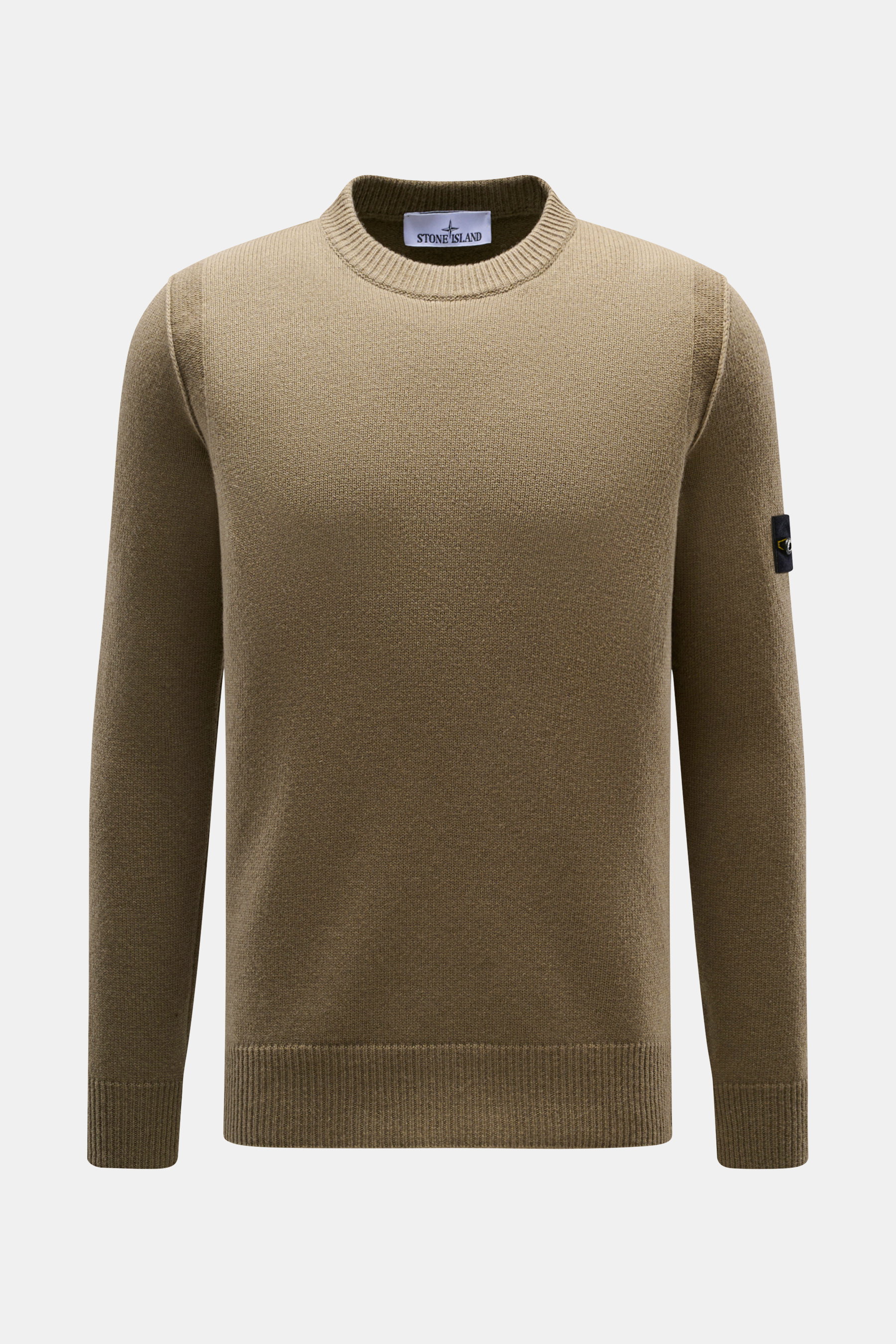 Stone Island Rundhalspullover 'Lambswool' graugrün, Slim Fit, mittelfeiner Wollmix mit Linksstrick, Rundhals, Kompass-Badge am Ärmel, frontal fotografiert.
