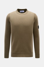 Stone Island Rundhalspullover 'Lambswool' graugrün, Slim Fit, mittelfeiner Wollmix mit Linksstrick, Rundhals, Kompass-Badge am Ärmel, frontal fotografiert.
