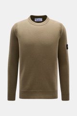 Stone Island Rundhalspullover 'Lambswool' graugrün, Slim Fit, mittelfeiner Wollmix mit Linksstrick, Rundhals, Kompass-Badge am Ärmel, frontal fotografiert.