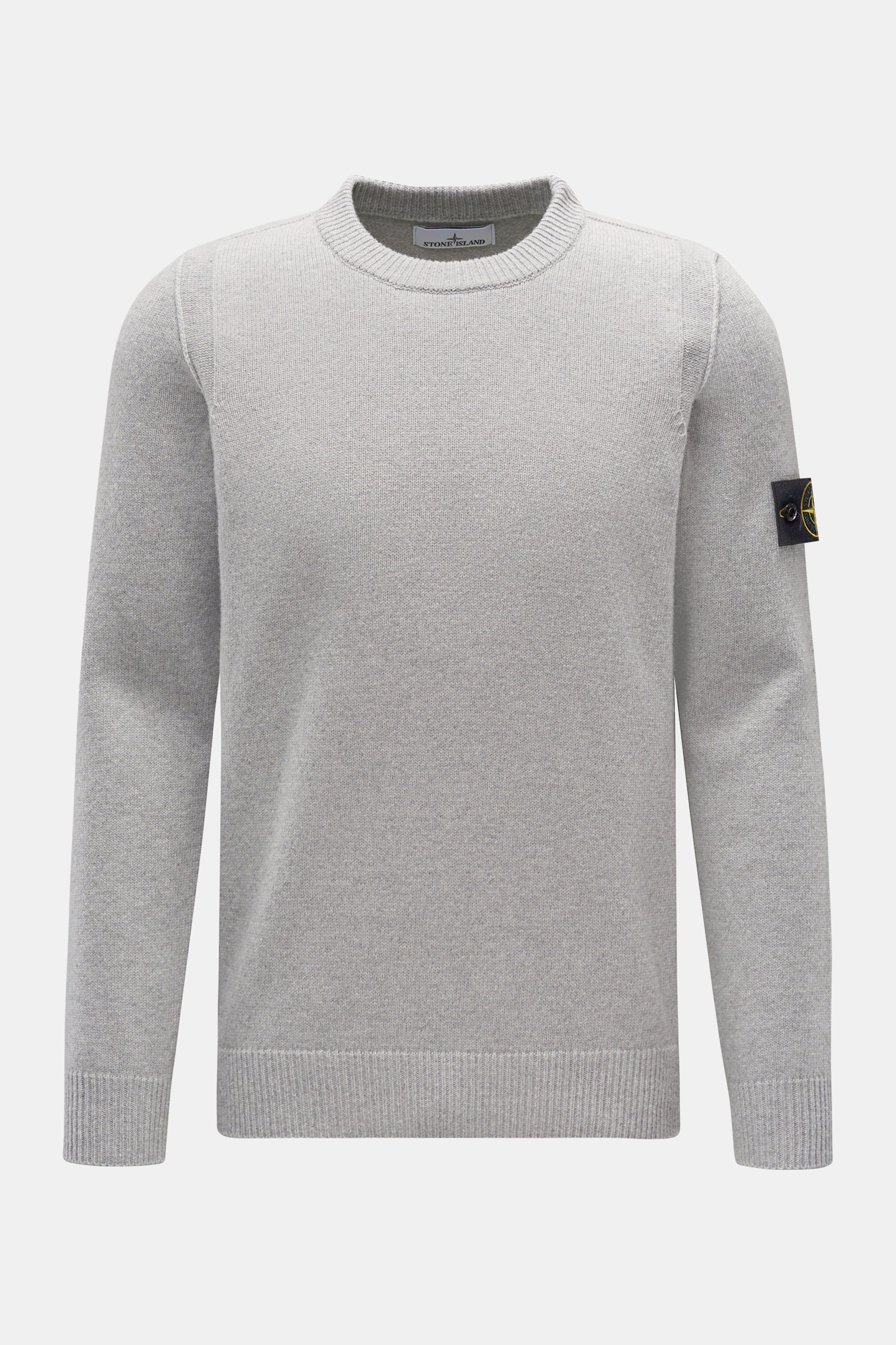Stone Island Rundhalspullover 'Lambswool' hellgrau, frontale Nahaufnahme, Wollmix, Linksstrick, Slim Fit, Kompass-Badge am Ärmel.