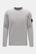 Stone Island Rundhalspullover 'Lambswool' hellgrau, frontale Nahaufnahme, Wollmix, Linksstrick, Slim Fit, Kompass-Badge am Ärmel.
