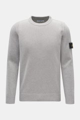 Stone Island Rundhalspullover 'Lambswool' hellgrau, frontale Nahaufnahme, Wollmix, Linksstrick, Slim Fit, Kompass-Badge am Ärmel.