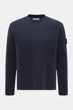 Stone Island Rundhalspullover navy, frontal fotografiert, Strick aus RWS-zertifizierter Schurwolle und Microfaser, leicht strukturierter Griff, voluminöses Strickbild, Regular Fit, Rundhalsausschnitt, Kompass-Badge am Oberarm, elastische Rippstrickbündche
