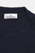 Nahaufnahme des Stone Island Rundhalspullover navy von oben, Strick aus RWS-zertifizierter Schurwolle und Microfaser, leicht strukturierter Griff, voluminöses Strickbild, Regular Fit, Rundhalsausschnitt, Kompass-Badge am Oberarm, elastische Rippstrickbünd