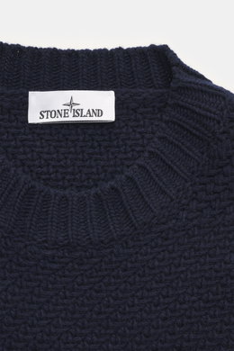 Nahaufnahme des Stone Island Rundhalspullover navy von oben, Strick aus RWS-zertifizierter Schurwolle und Microfaser, leicht strukturierter Griff, voluminöses Strickbild, Regular Fit, Rundhalsausschnitt, Kompass-Badge am Oberarm, elastische Rippstrickbünd
