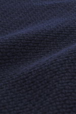 Stone Island Rundhalspullover navy Nahaufnahme des voluminösen, leicht strukturierten Stricks aus RWS-zertifizierter Schurwolle und Microfaser.