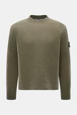Stone Island Rundhalspullover oliv, frontal, Regular Fit, RWS-zertifizierte Schurwolle, Microfaser, voluminöses Strickbild, Rundhalsausschnitt, Kompass-Badge am Oberarm, elastische Rippstrickbündchen, leicht strukturierter Griff.