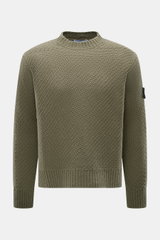 Stone Island Rundhalspullover oliv, frontal, Regular Fit, RWS-zertifizierte Schurwolle, Microfaser, voluminöses Strickbild, Rundhalsausschnitt, Kompass-Badge am Oberarm, elastische Rippstrickbündchen, leicht strukturierter Griff.