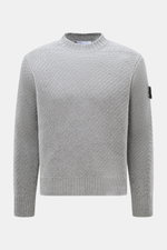 Stone Island Rundhalspullover grau, frontale Nahaufnahme, Strick aus RWS-Wolle und Microfaser, voluminöses Strickbild, Regular Fit, Rundhalsausschnitt, Kompass-Badge am Oberarm, elastische Rippbündchen, leicht strukturierter Griff.