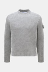 Stone Island Rundhalspullover grau, frontale Nahaufnahme, Strick aus RWS-Wolle und Microfaser, voluminöses Strickbild, Regular Fit, Rundhalsausschnitt, Kompass-Badge am Oberarm, elastische Rippbündchen, leicht strukturierter Griff.