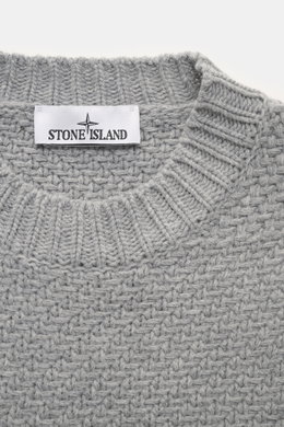 Nahaufnahme des Stone Island Rundhalspullover grau von oben, Strick aus RWS-zertifizierter Schurwolle und Microfaser, leicht strukturierter Griff, voluminöses Strickbild, Regular Fit, Rundhalsausschnitt, Kompass-Badge am Oberarm, elastische Rippstrickbünd