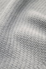 Nahaufnahme des Stone Island Rundhalspullover grau, Strick aus RWS-zertifizierter Schurwolle und Microfaser, voluminöses Strickbild, leicht strukturierter Griff.
