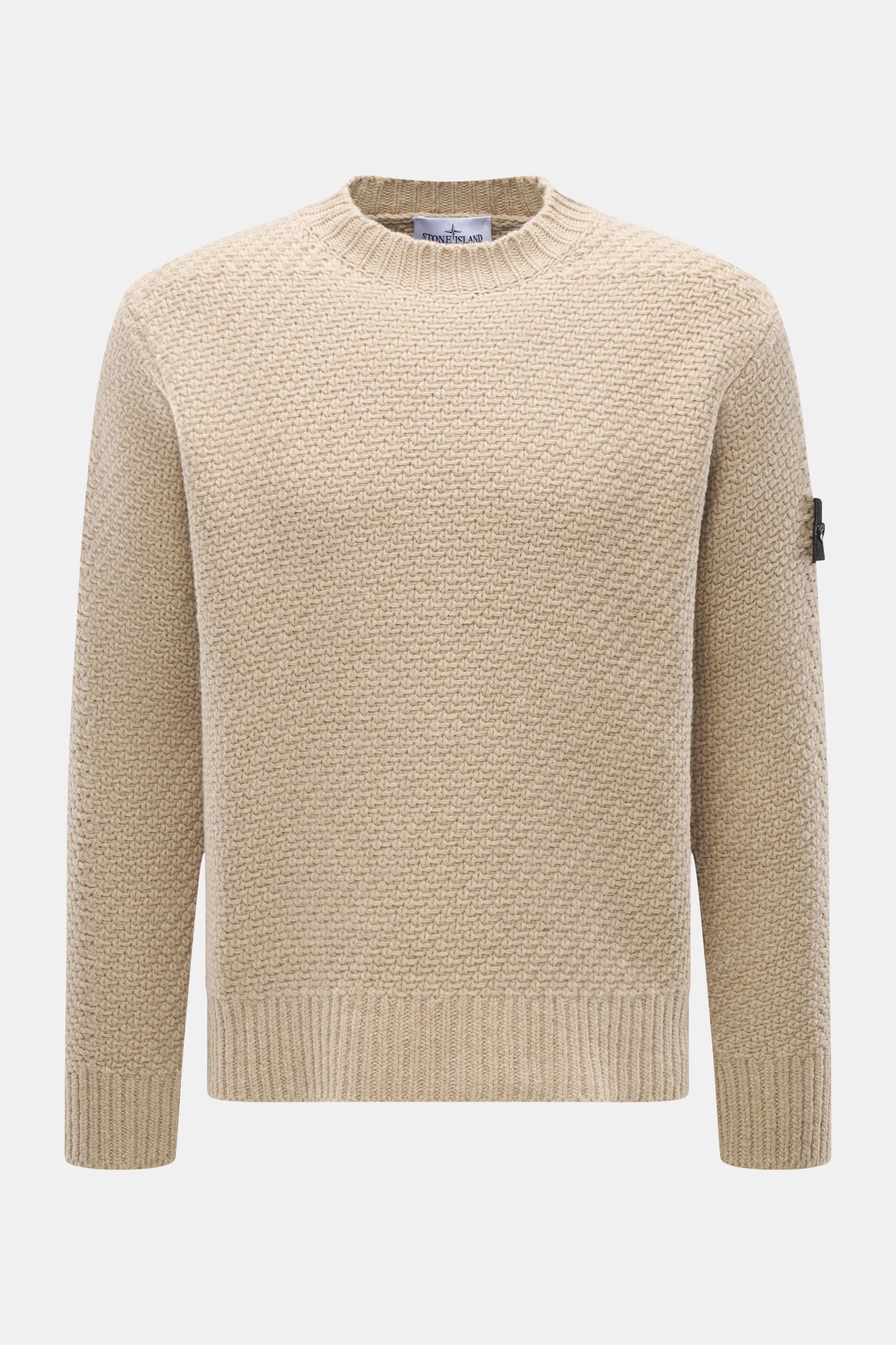 Stone Island Rundhalspullover sand, frontale Nahaufnahme, Strick aus RWS-zertifizierter Schurwolle und Microfaser, leicht strukturierter Griff, voluminöses Strickbild, Regular Fit, Rundhalsausschnitt, Kompass-Badge am Oberarm, elastische Rippstrickbündche