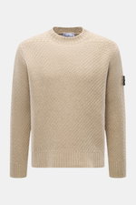 Stone Island Rundhalspullover sand, frontale Nahaufnahme, Strick aus RWS-zertifizierter Schurwolle und Microfaser, leicht strukturierter Griff, voluminöses Strickbild, Regular Fit, Rundhalsausschnitt, Kompass-Badge am Oberarm, elastische Rippstrickbündche