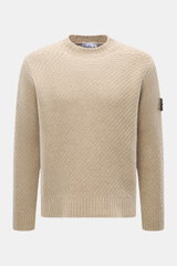 Stone Island Rundhalspullover sand, frontale Nahaufnahme, Strick aus RWS-zertifizierter Schurwolle und Microfaser, leicht strukturierter Griff, voluminöses Strickbild, Regular Fit, Rundhalsausschnitt, Kompass-Badge am Oberarm, elastische Rippstrickbündche