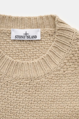 Nahaufnahme des Stone Island Rundhalspullover sand, fotografiert von oben, mit Strick aus RWS-zertifizierter Schurwolle und Microfaser, leicht strukturierter Griff, voluminösem Strickbild, Regular Fit, Rundhalsausschnitt, Kompass-Badge am Oberarm und elas