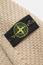 Nahaufnahme des Stone Island Rundhalspullover sand, Strick aus RWS-zertifizierter Schurwolle und Microfaser, voluminös, Regular Fit, Kompass-Badge am Oberarm.