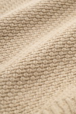 Stone Island Rundhalspullover sand, Nahaufnahme des voluminösen Strickbilds mit leicht strukturiertem Griff, RWS-Schurwolle, Microfaser, elastische Rippstrickbündchen.