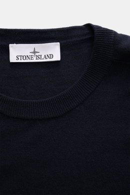 Close-up front view of Stone Island Merino Crew Neck Sweater Navy showing fine knit crew neckline and white brand label.

Description: 
<p>Timeless essential with iconic character: This STONE ISLAND crew neck sweater impresses with fine merino wool, an es