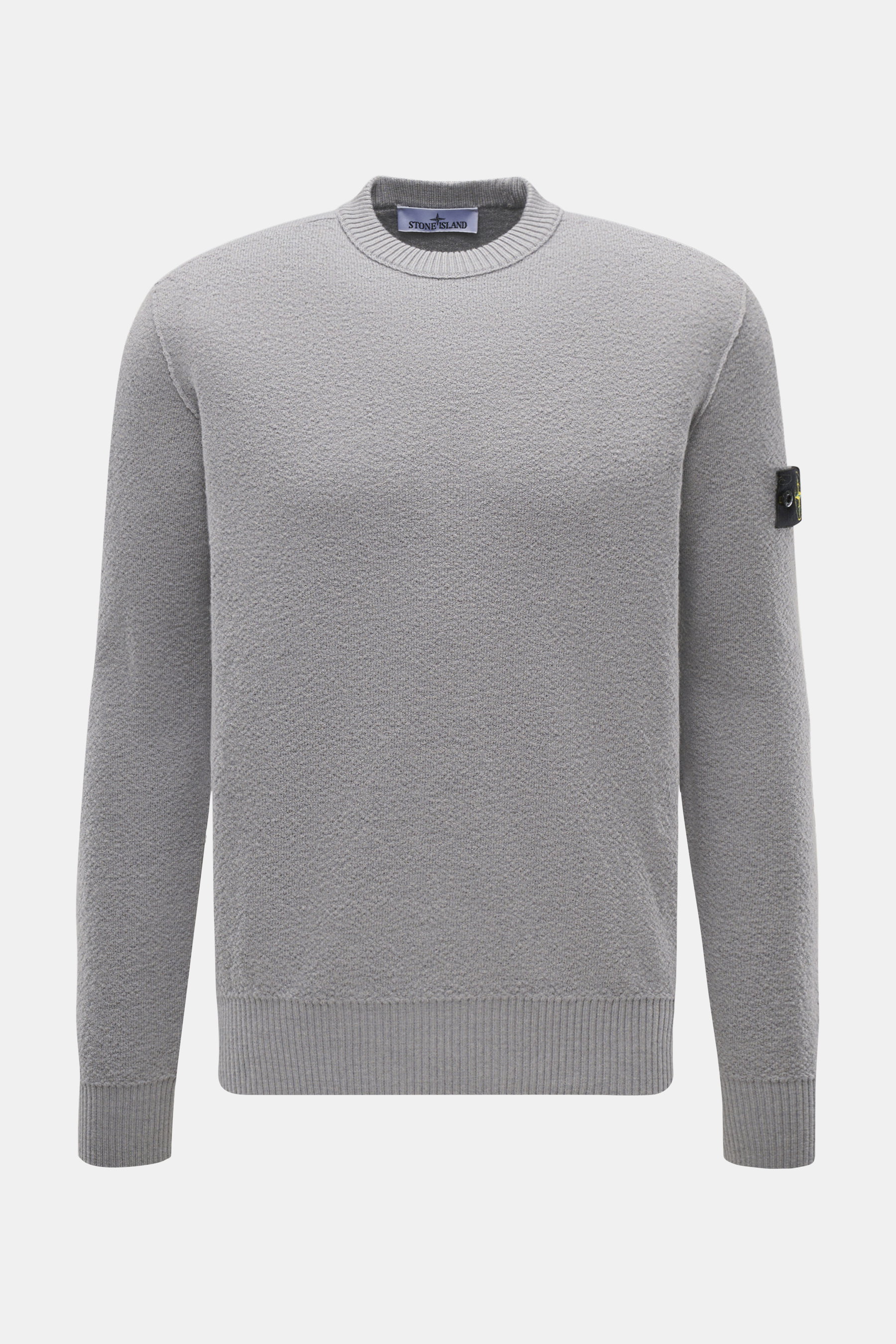 Stone Island Rundhalspullover 'Maglia' grau, frontale Nahaufnahme, reine Wolle, mittelfeines Strickbild, Regular Fit, Rundhalsausschnitt, Kompass-Badge am Oberarm, elastische Rippstrickbündchen.