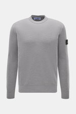 Stone Island Rundhalspullover 'Maglia' grau, frontale Nahaufnahme, reine Wolle, mittelfeines Strickbild, Regular Fit, Rundhalsausschnitt, Kompass-Badge am Oberarm, elastische Rippstrickbündchen.