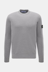 Stone Island Rundhalspullover 'Maglia' grau, frontale Nahaufnahme, reine Wolle, mittelfeines Strickbild, Regular Fit, Rundhalsausschnitt, Kompass-Badge am Oberarm, elastische Rippstrickbündchen.