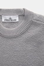 Stone Island Rundhalspullover 'Maglia' grau, Detailaufnahme von oben, weiche Wolle, mittelfeines Strickbild, elastischer Rippstrickbündchen, Kompass-Badge.