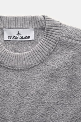 Stone Island Rundhalspullover 'Maglia' grau, Detailaufnahme von oben, weiche Wolle, mittelfeines Strickbild, elastischer Rippstrickbündchen, Kompass-Badge.