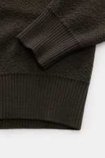 Close-up top-down view of Stone Island Crewneck Sweater 'Maglia' khaki showing ribbed cuffs and knit texture.

<p>Comfort for the cold season: The 'Maglia' sweater by STONE ISLAND impresses with soft wool quality and timeless casual aesthetics.</p>
<ul>
<
