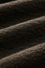 Close-up, macro view of the khaki knit texture of the Stone Island Crewneck Sweater 'Maglia' showing soft wool fibers and medium-fine knit detail.

<p>Comfort for the cold season: The 'Maglia' sweater by STONE ISLAND impresses with soft wool quality and t