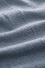 Close-up shot of the Stone Island Crew Neck Sweater 'Stretchwool' Smoky Blue showing fine knit pattern and soft texture.

<p>Warming comfort with iconic character: This STONE ISLAND sweater combines a high-quality wool blend with sporty style. Contrasting