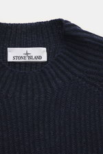 Stone Island Wende-Rundhalspullover 'Vanise' navy/graublau, Detailaufnahme des Rundhalsausschnitts und Etiketts aus weichem Cashmere-Woll-Brioche.