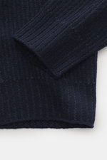 Stone Island Wende-Rundhalspullover 'Vanise' navy/graublau, Detailaufnahme Ärmel und Seitensaum, weicher Brioche-Strick aus Cashmere-Wolle.