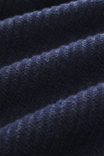 Nahaufnahme des Stone Island Wende-Rundhalspullover 'Vanise' navy/graublau, Detail des weichen Brioche-Stricks aus Cashmere und Wolle, aufgenommen aus schräger Perspektive.