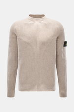 Stone Island Wende-Rundhalspullover 'Vanise' beige/sand, slim Fit, aus weichem Cashmere-Wolle-Brioche-Strick, Raglan-Ärmel, Kompass-Badge, frontal fotografiert.