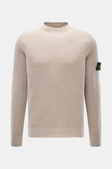 Stone Island Wende-Rundhalspullover 'Vanise' beige/sand, slim Fit, aus weichem Cashmere-Wolle-Brioche-Strick, Raglan-Ärmel, Kompass-Badge, frontal fotografiert.
