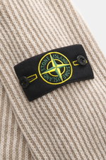 Stone Island Wende-Rundhalspullover 'Vanise' beige/sand aus Cashmere-Wolle, Nahaufnahme von Raglan-Ärmel mit Kompass-Badge im Brioche-Strick.